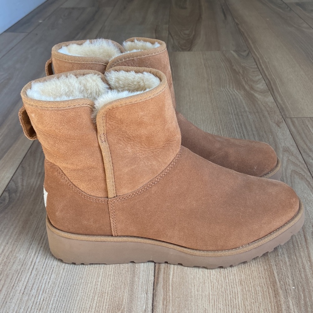 New UGG Kristin Boots color Chestnut, size 9